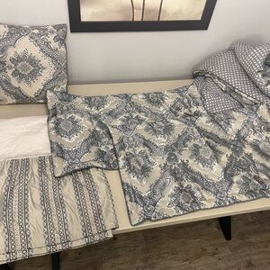 J Queen New York King Bed Suite